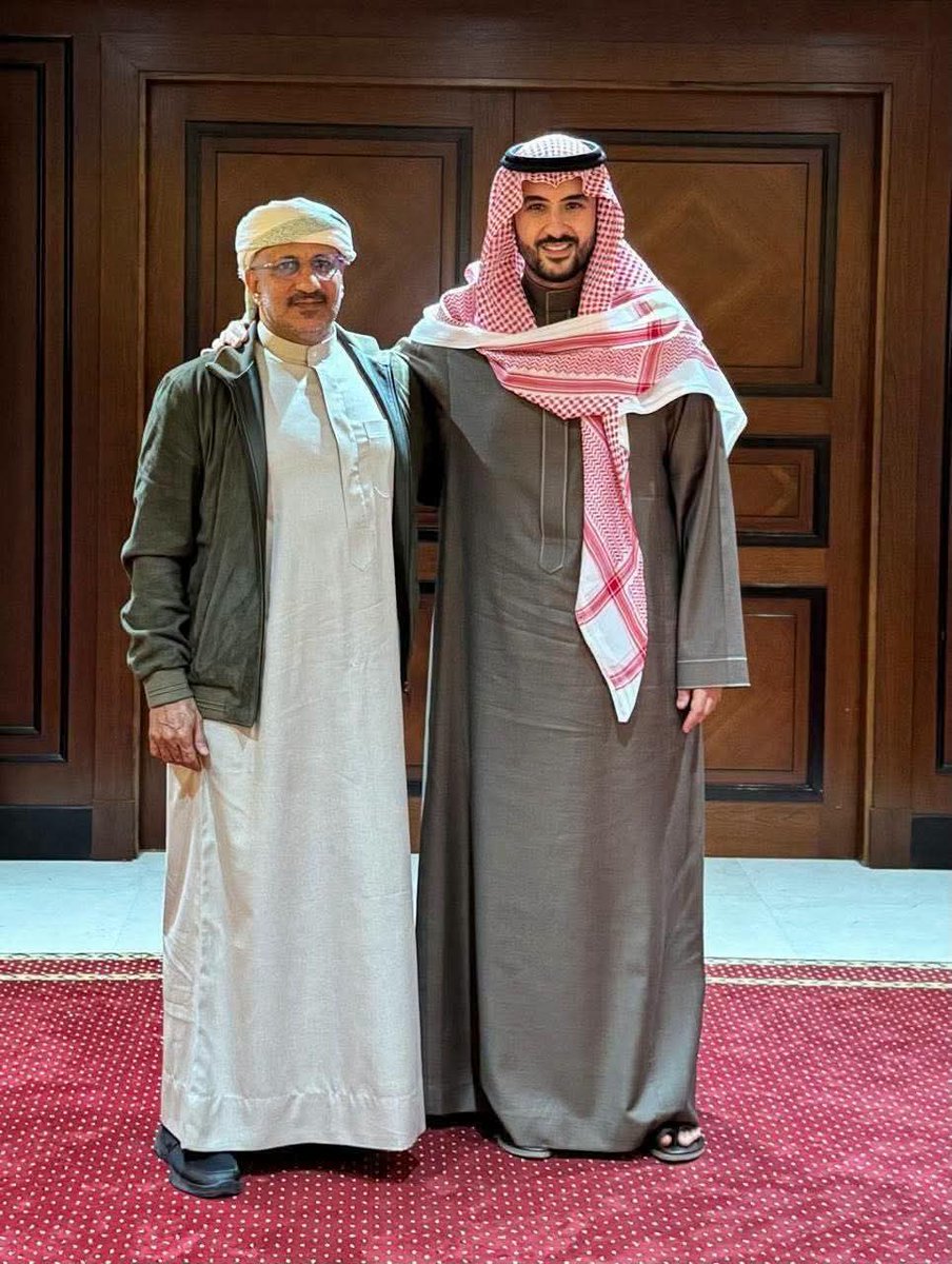 Mohaewn's tweet photo. زمان كان يستقبله وزير الدفاع.
اليوم صار يستقبله قائد عسكري.

يعني مكانته عند #السعودية صارت أقل من احمد الجيشي وعصام الأنسي. 

#طارق_عفاش 

- قبل الهروب                  - بعد الهروب https://t.co/MJIrbxujxQ