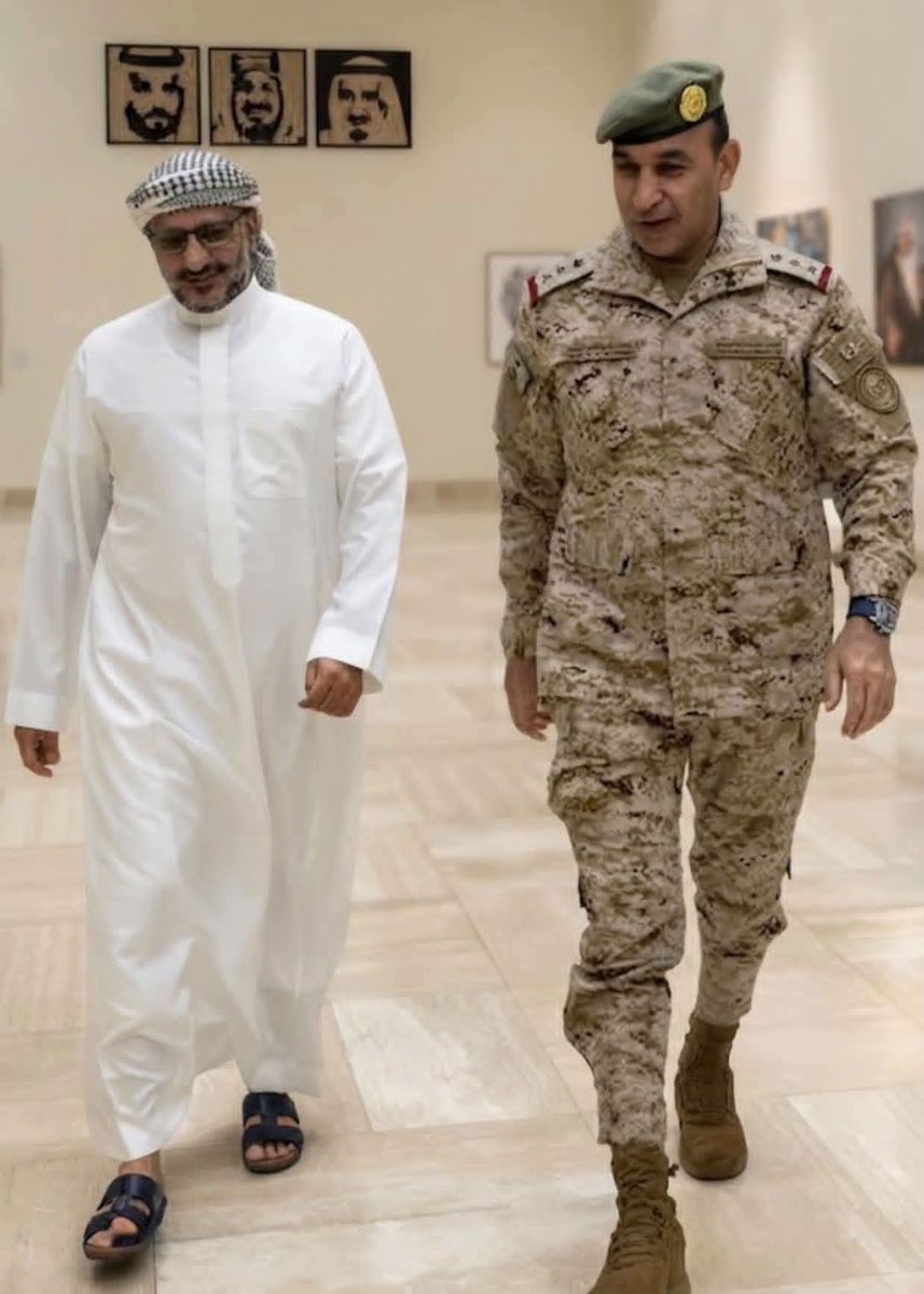 Mohaewn's tweet photo. زمان كان يستقبله وزير الدفاع.
اليوم صار يستقبله قائد عسكري.

يعني مكانته عند #السعودية صارت أقل من احمد الجيشي وعصام الأنسي. 

#طارق_عفاش 

- قبل الهروب                  - بعد الهروب https://t.co/MJIrbxujxQ