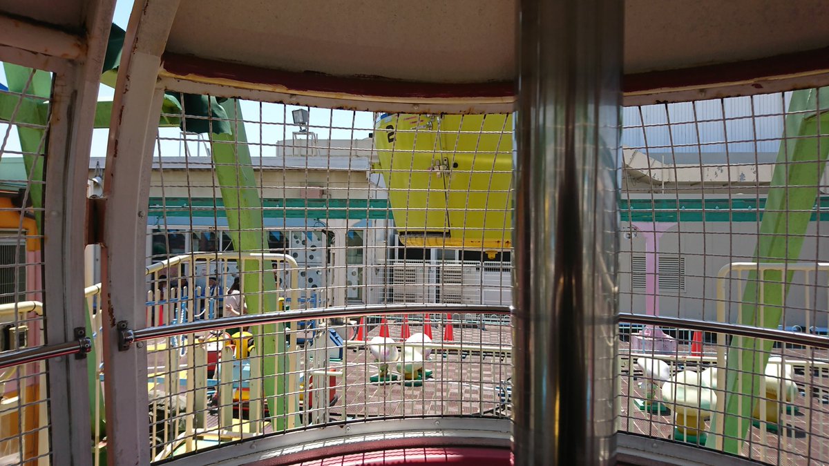 norakura0492's tweet photo. 2019年まで営業していました、川越市の丸広百貨店の屋上遊園地です。
屋上のすぐ下の階にあったファミリーレストランで食事をして、屋上で遊んでから、おもちゃ売場でダダをこねるまでがセット出ました。 https://t.co/WCkQKSteYJ