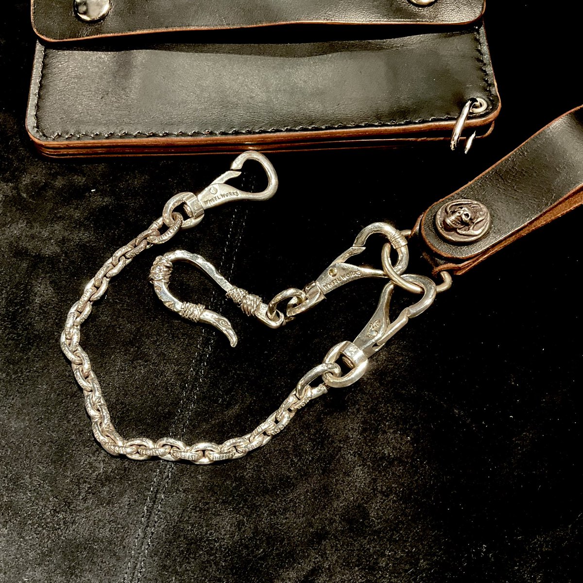 firstorderjewel's tweet photo. WHEELWORKS
GARLAND Wallets

WalletChain
https://t.co/ixSmzs7Oli

Key
https://t.co/EtjGbtLok3

KeyChain
https://t.co/ls5uhpItbl

eagle
https://t.co/FpzJnb2rfp

#firstorderjewelry #wheelworks #turquoisejewelry 
#feather #eagle
#インディアンジュエリー #silverjewelry #アメカジ #熊爪　
#HarleyDavidson #motorcycle #leather #bag #leatherbag #leatherworks #leatheraccessory #leathershop #革 #革製品 #walletchain #wallet #tracker #trackerwallet #財布　#vintage #vintagestyle #classic #classicstyle 
#old #oldstyle #biker #bikerstyle #Key #鍵 #belt 

FirstOrderJewelry代官山