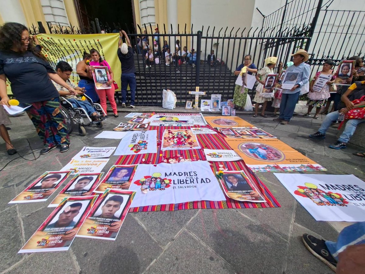 DiarioCoLatino's tweet photo. Este sábado, el Movimiento "Madres por la Libertad" se concentró frente a Catedral Metropolitana de San Salvador para expresar su preocupación por las miles de detenciones arbitrarias bajo el régimen de excepción. Señalaron que tienen a sus familiares detenidos sin pruebas que comprueben que sean pandilleros