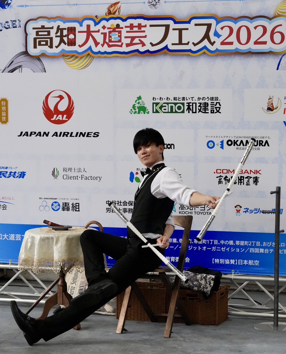 kurogomalibrary's tweet photo. 高知大道芸フェス2026。

今日は、2日目です。

とはいえ、昨日できなかった初日のふりかえりを。

予報通り、午後からは雨でした。
夜は一時的にかなり本格的に降りましが、屋根のあるポイントが多いのとアーケードがあるおかげで一部変更で行われました。

風が抜けなくて湿度が高くて蒸し暑いポイントもありましたが、丸一日しっかり楽しめました。

#大道芸
#高知大道芸フェス
#高知大道芸フェス2026