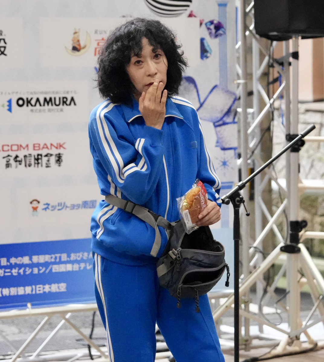 kurogomalibrary's tweet photo. 高知大道芸フェス2026。

今日は、2日目です。

とはいえ、昨日できなかった初日のふりかえりを。

予報通り、午後からは雨でした。
夜は一時的にかなり本格的に降りましが、屋根のあるポイントが多いのとアーケードがあるおかげで一部変更で行われました。

風が抜けなくて湿度が高くて蒸し暑いポイントもありましたが、丸一日しっかり楽しめました。

#大道芸
#高知大道芸フェス
#高知大道芸フェス2026