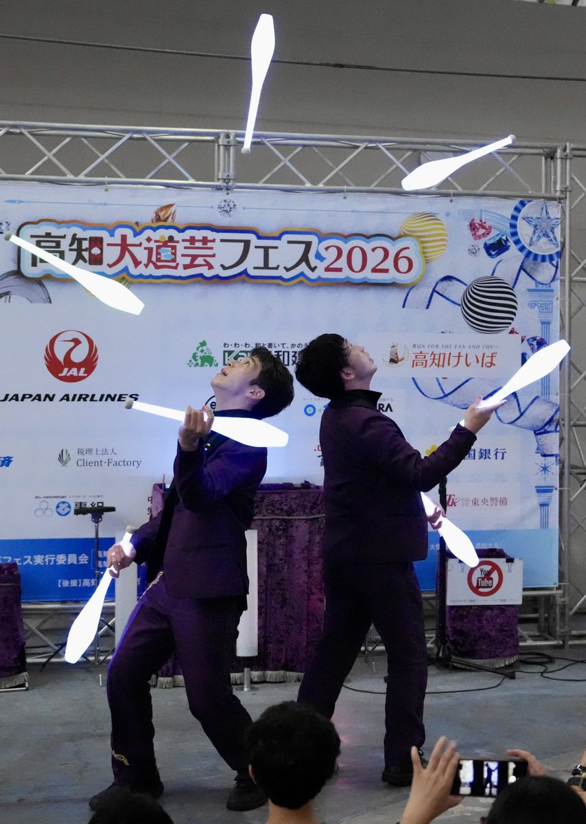 kurogomalibrary's tweet photo. 高知大道芸フェス2026。

今日は、2日目です。

とはいえ、昨日できなかった初日のふりかえりを。

予報通り、午後からは雨でした。
夜は一時的にかなり本格的に降りましが、屋根のあるポイントが多いのとアーケードがあるおかげで一部変更で行われました。

風が抜けなくて湿度が高くて蒸し暑いポイントもありましたが、丸一日しっかり楽しめました。

#大道芸
#高知大道芸フェス
#高知大道芸フェス2026