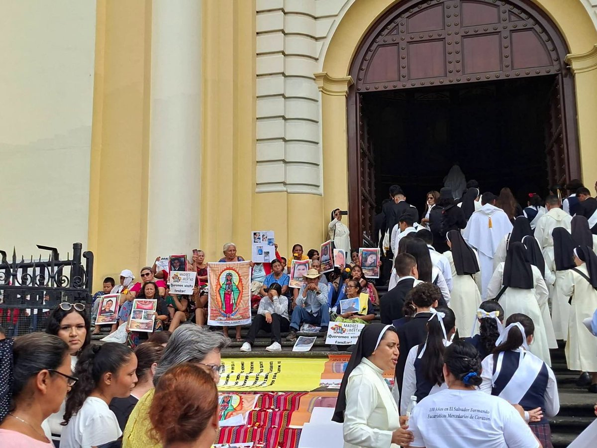 DiarioCoLatino's tweet photo. Este sábado, el Movimiento "Madres por la Libertad" se concentró frente a Catedral Metropolitana de San Salvador para expresar su preocupación por las miles de detenciones arbitrarias bajo el régimen de excepción. Señalaron que tienen a sus familiares detenidos sin pruebas que comprueben que sean pandilleros