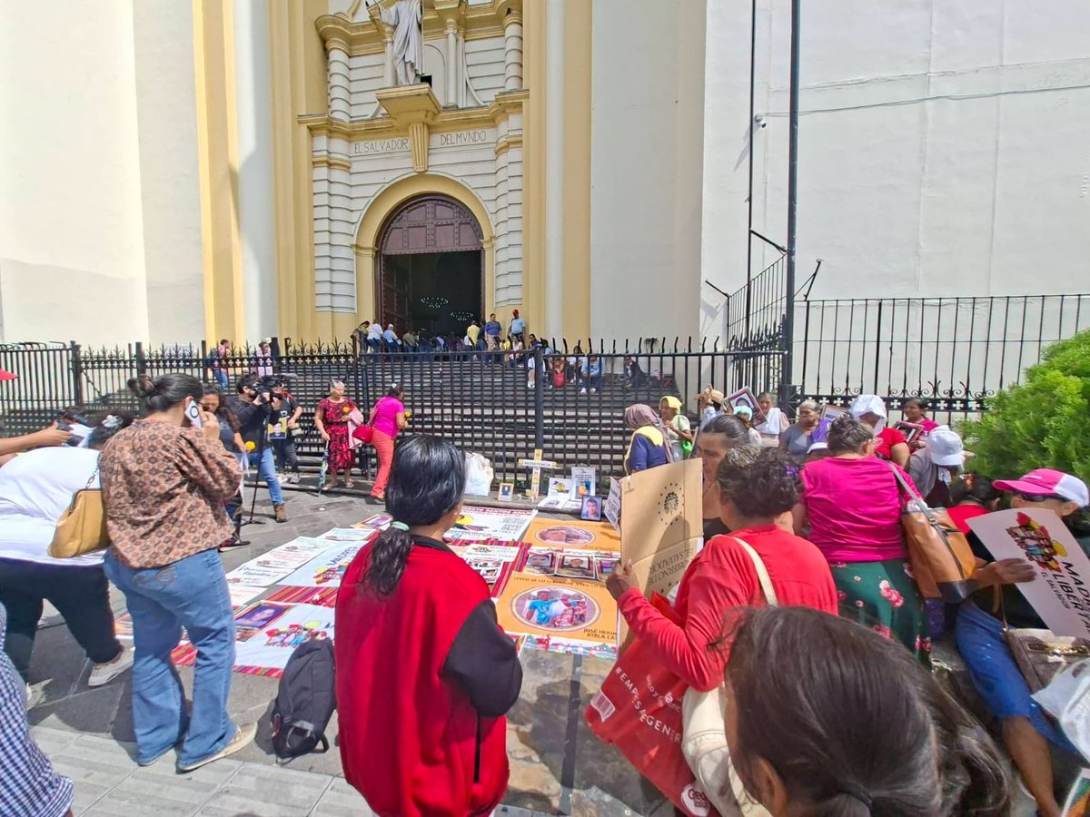 DiarioCoLatino's tweet photo. Este sábado, el Movimiento "Madres por la Libertad" se concentró frente a Catedral Metropolitana de San Salvador para expresar su preocupación por las miles de detenciones arbitrarias bajo el régimen de excepción. Señalaron que tienen a sus familiares detenidos sin pruebas que comprueben que sean pandilleros