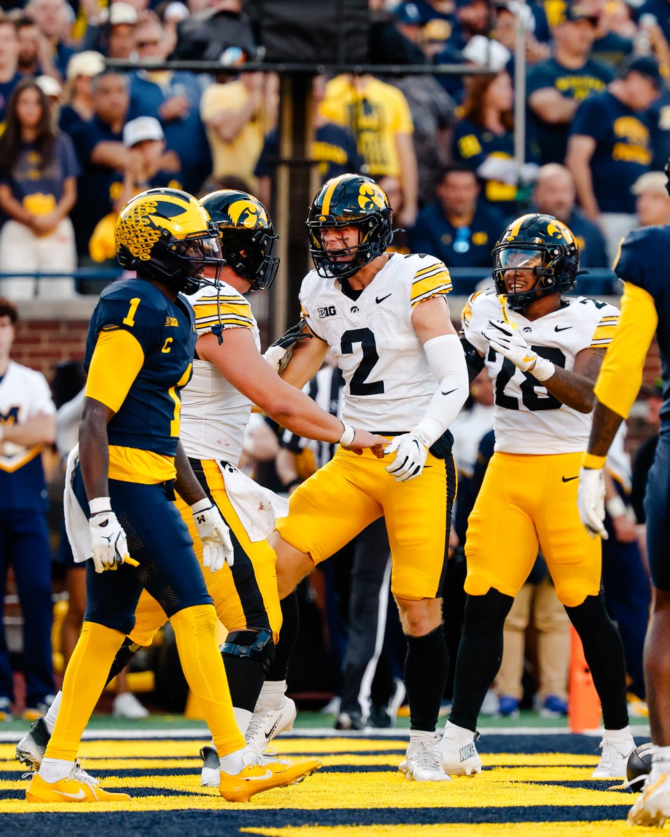 HawkeyeFootball's tweet photo. RVZ TD 🙌 https://t.co/jVq6sHp8ze