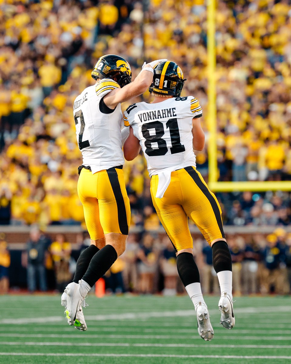 HawkeyeFootball's tweet photo. RVZ TD 🙌 https://t.co/jVq6sHp8ze