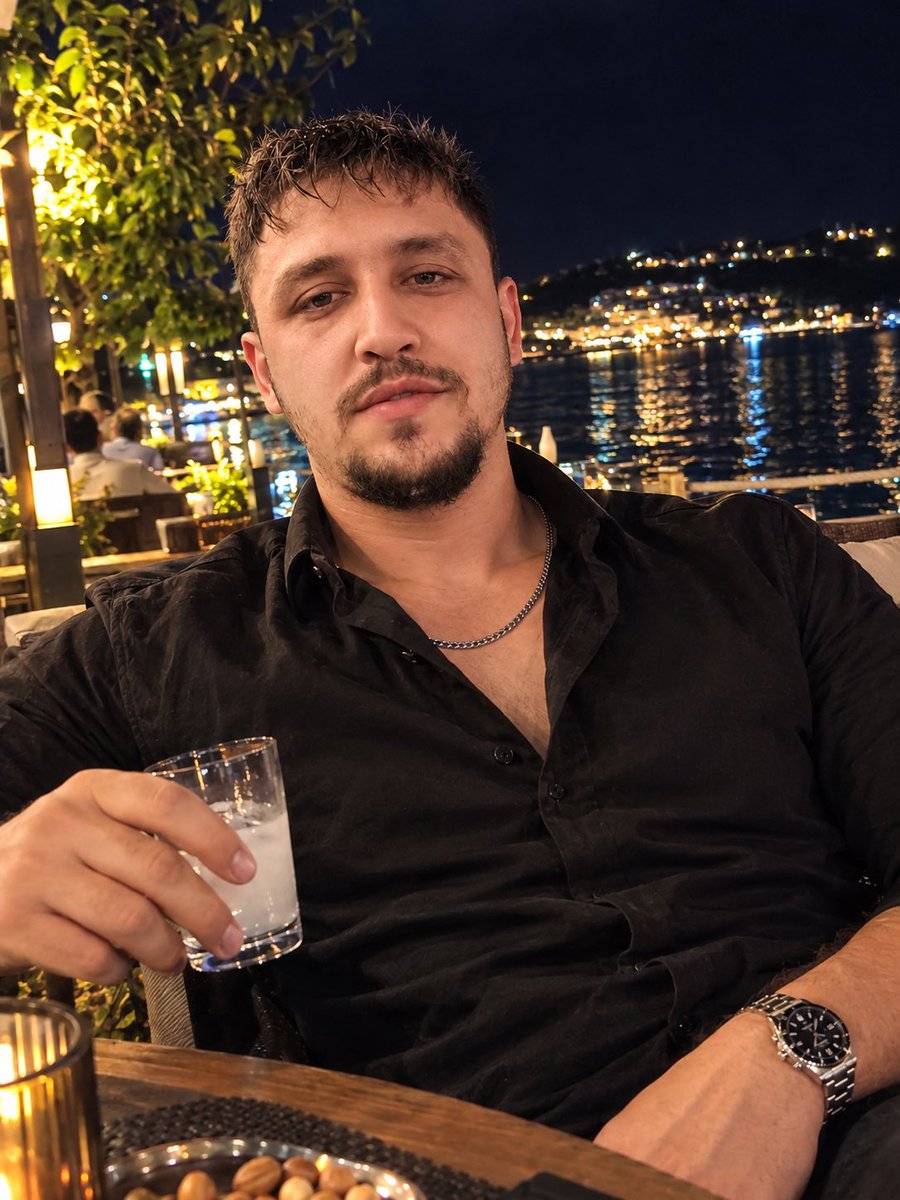 HHuseyin264's tweet photo. Geceye bir yudum, hayata bir tebessüm.🥂 https://t.co/LEAm70AaNs