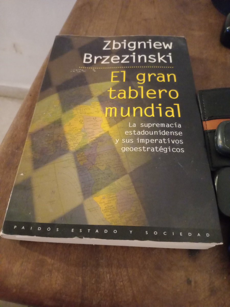 FernandoRo12382's tweet photo. Si alguien quiere entender de geopolítica ( osea lo que pasa actualmente) debería leer Zbigniew Brezezinski 
El gran tablero mundial... https://t.co/PVxgEdxRSP