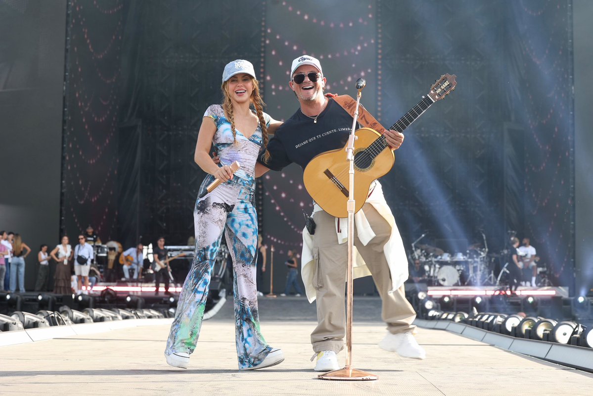 AlejandroSanz's tweet photo. Pues al final, Shaki… dos noches contigo y el Corazón Partío más lleno que nunca. ❤️
Qué bonito ha sido esto. Inevitable. 
Auuuúuuuu 🐺✨ @shakira https://t.co/KBNd1PZFiC