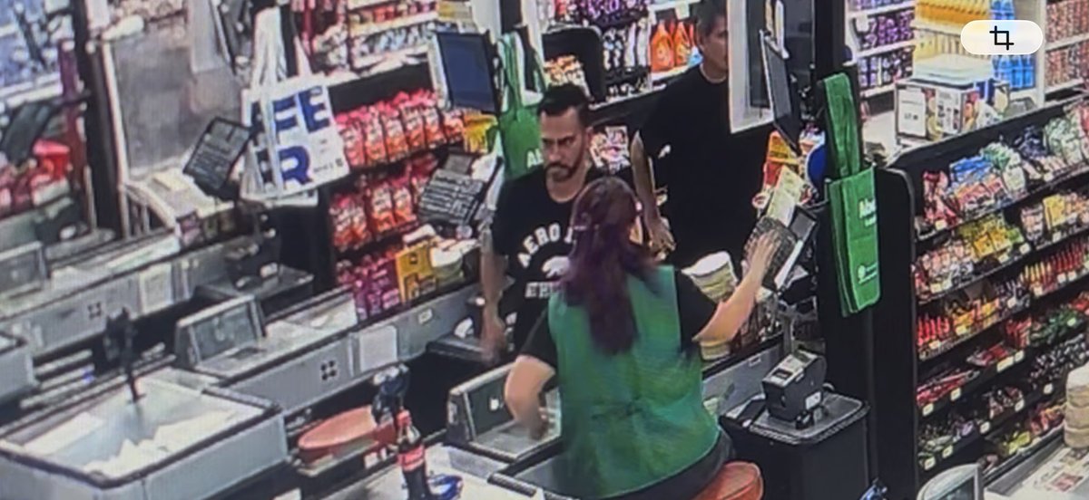 GerardoPoncede4's tweet photo. Esta persona me acaba de robar la cartera en el Abarrey Paseo del Río, por el Vado del Río. Se fue en un Nissan color negro.

 Si alguien lo reconoce o tiene información, por favor, mande DM. https://t.co/Nrcii4PQPH