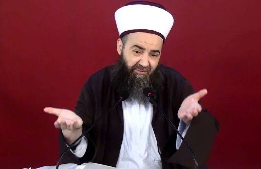 ProspectAteolog's tweet photo. “Dünyada bekar veya bakire olarak ölen kadınların ahiretteki durumu ne olacak?” diye soruluyor.

Cübbeli’nin cevabı: Şehitlere, yüksek makamlı zatlara “ikram” edilecekler…

Bekar ve bakire kadınlar için kurulan ahiret tasvirine bakın.

Kadın yine kendi başına bir birey değil; birilerine sunulacak “ikram” olarak görülüyor.