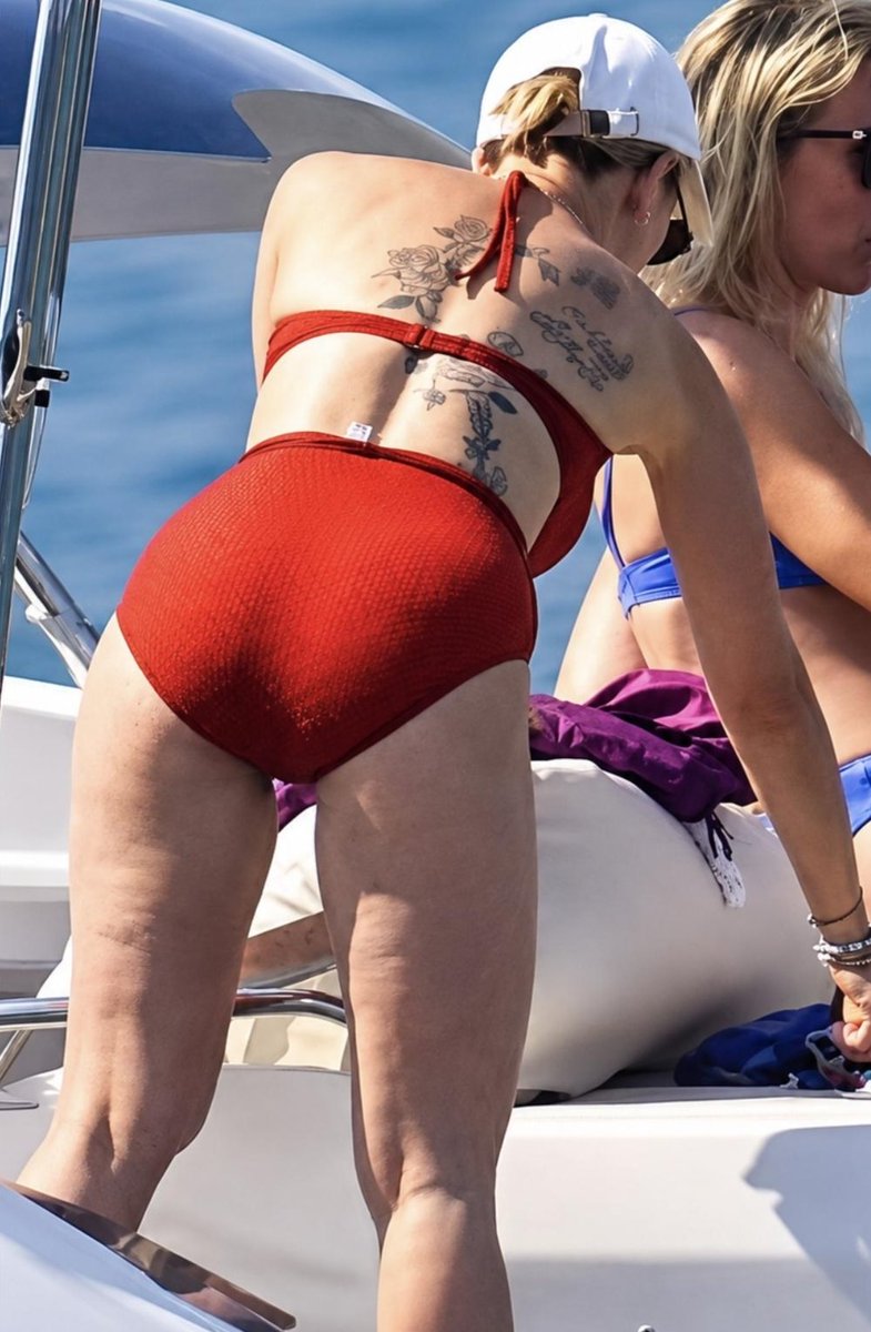 FemmeHQ's tweet photo. Scarlett Johansson on holiday https://t.co/N1uoQkAem6