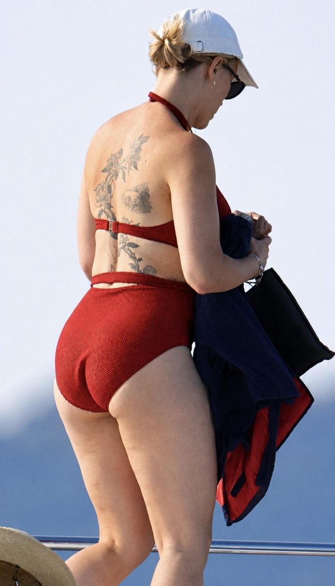 FemmeHQ's tweet photo. Scarlett Johansson on holiday https://t.co/N1uoQkAem6