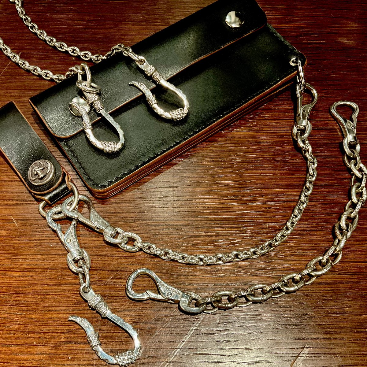 firstorderjewel's tweet photo. WHEELWORKS
GARLAND Wallets

WalletChain
https://t.co/ixSmzs7Oli

Key
https://t.co/EtjGbtLok3

KeyChain
https://t.co/ls5uhpItbl

eagle
https://t.co/FpzJnb2rfp

#firstorderjewelry #wheelworks #turquoisejewelry 
#feather #eagle
#インディアンジュエリー #silverjewelry #アメカジ #熊爪　
#HarleyDavidson #motorcycle #leather #bag #leatherbag #leatherworks #leatheraccessory #leathershop #革 #革製品 #walletchain #wallet #tracker #trackerwallet #財布　#vintage #vintagestyle #classic #classicstyle 
#old #oldstyle #biker #bikerstyle #Key #鍵 #belt 

FirstOrderJewelry代官山