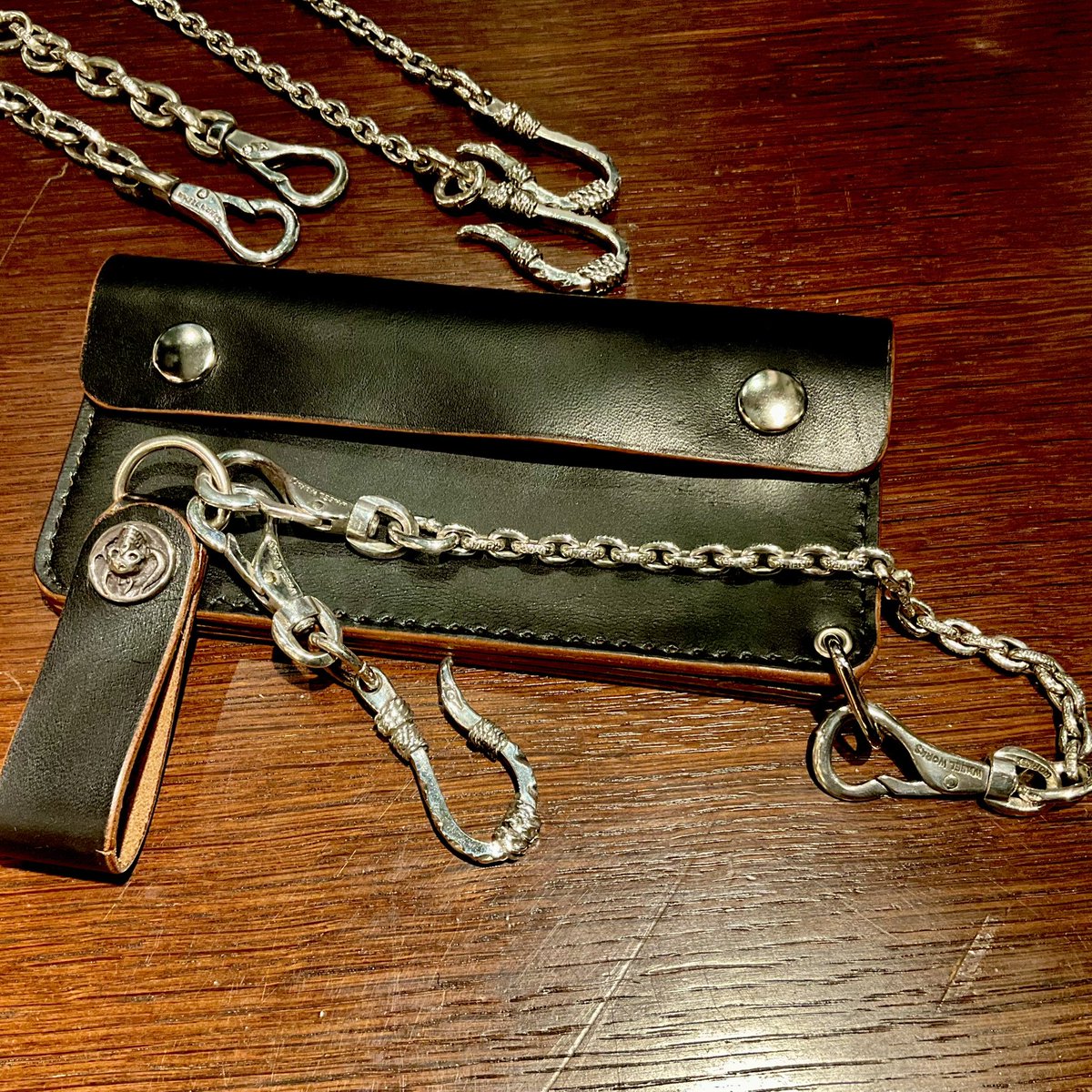 firstorderjewel's tweet photo. WHEELWORKS
GARLAND Wallets

WalletChain
https://t.co/ixSmzs7Oli

Key
https://t.co/EtjGbtLok3

KeyChain
https://t.co/ls5uhpItbl

eagle
https://t.co/FpzJnb2rfp

#firstorderjewelry #wheelworks #turquoisejewelry 
#feather #eagle
#インディアンジュエリー #silverjewelry #アメカジ #熊爪　
#HarleyDavidson #motorcycle #leather #bag #leatherbag #leatherworks #leatheraccessory #leathershop #革 #革製品 #walletchain #wallet #tracker #trackerwallet #財布　#vintage #vintagestyle #classic #classicstyle 
#old #oldstyle #biker #bikerstyle #Key #鍵 #belt 

FirstOrderJewelry代官山