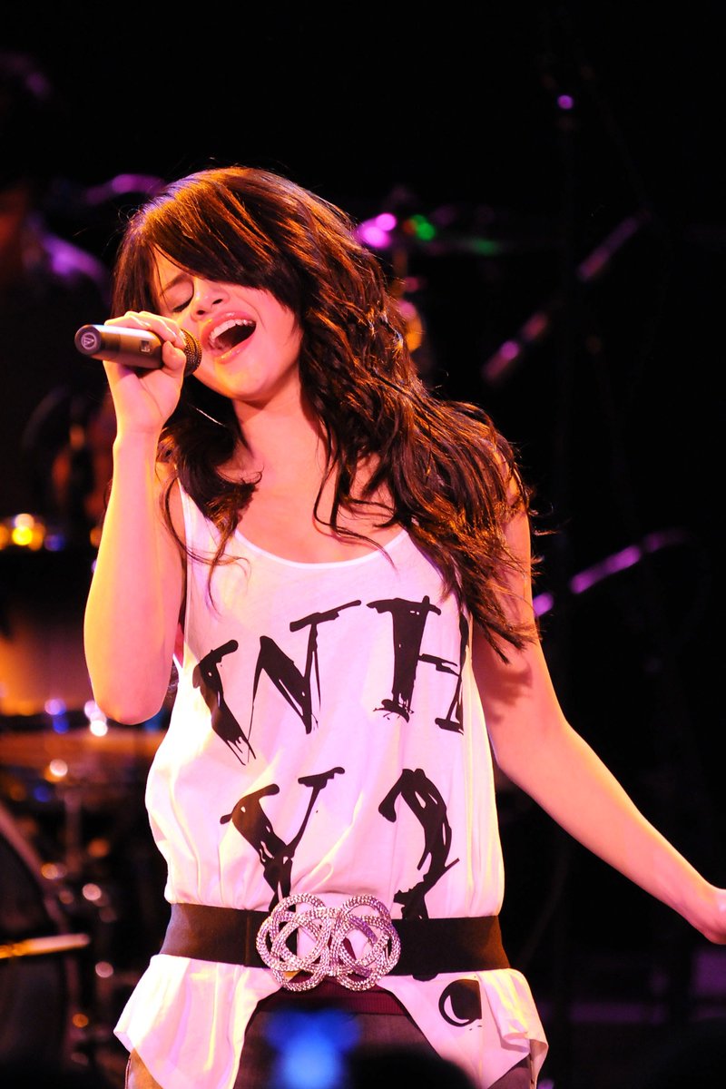 SELENATORSS's tweet photo. She really had the whole crowd in a chokehold from day one! 💃🎸🔥
Here's 17-year-old @SelenaGomez snapping so hard performing her hits from 'Kiss &amp; Tell' at her first-ever concert at the Roxy Theatre, exactly on this day in 2009! 👑💫 https://t.co/kijq0v08YX