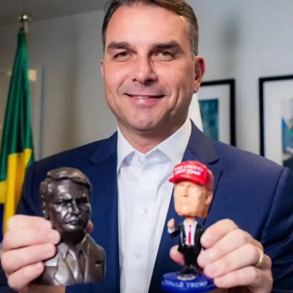 forumbunklr's tweet photo. E agora, direitistas? Segundo a Folha de S.Paulo, se Flávio Bolsonaro for eleito, ai sim o Brasil viraria a Venezuela.

A coluna aponta que, no plano dele, o Brasil compraria e venderia só pros EUA, ignorando propostas melhores da China:

"Teremos que pedir permissão para vender nossos minérios, desistiremos do Pix e compraremos aviões americanos piores que os feitos pela Embraer."

Ou seja, Flávio transformaria o Brasil em cadelinha do Trump.