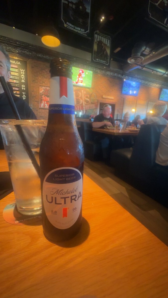 RKKRAY8's tweet photo. Bets looking good, getting a beer with my pops. Sharks play tn🤑🤑🤑 https://t.co/GlN5huYpfI