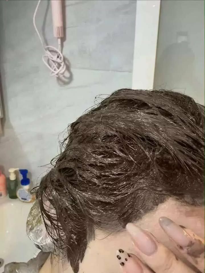 H_MALOMA's tweet photo. هذي الصبغة البنية المفضلة عندي 😭🤎

اللون خيييييال، ومع دخول الشتاء؟ هذا وقتها بالضبط 😙🪄✨ https://t.co/q0MclFkXmV