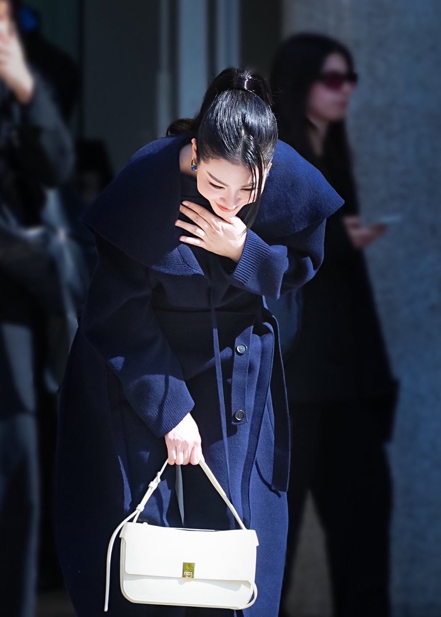 peanutbglf's tweet photo. #FerragamoxFaye  #FayePeraya 

1 year apart, but her grateful nature never changes 💛 In Thai culture, a deep bow/wai like this is a sign of deep respect toward the people receiving it (the fans)

Sept 2025                       Sept 2026 https://t.co/hHCtDGwSA0