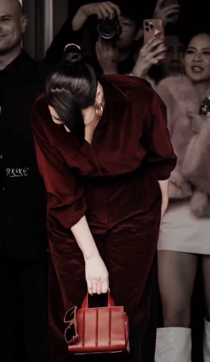 peanutbglf's tweet photo. #FerragamoxFaye  #FayePeraya 

1 year apart, but her grateful nature never changes 💛 In Thai culture, a deep bow/wai like this is a sign of deep respect toward the people receiving it (the fans)

Sept 2025                       Sept 2026 https://t.co/hHCtDGwSA0