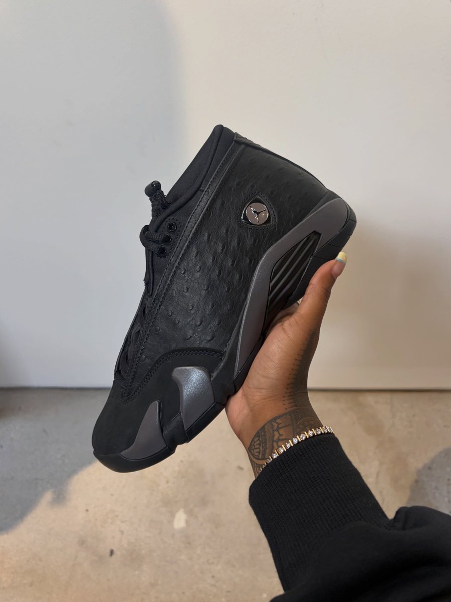 houseofheat's tweet photo. IN-HAND LOOK: Air Jordan Retro 'Black Pack' 🥷 https://t.co/v7NJzrR3ju