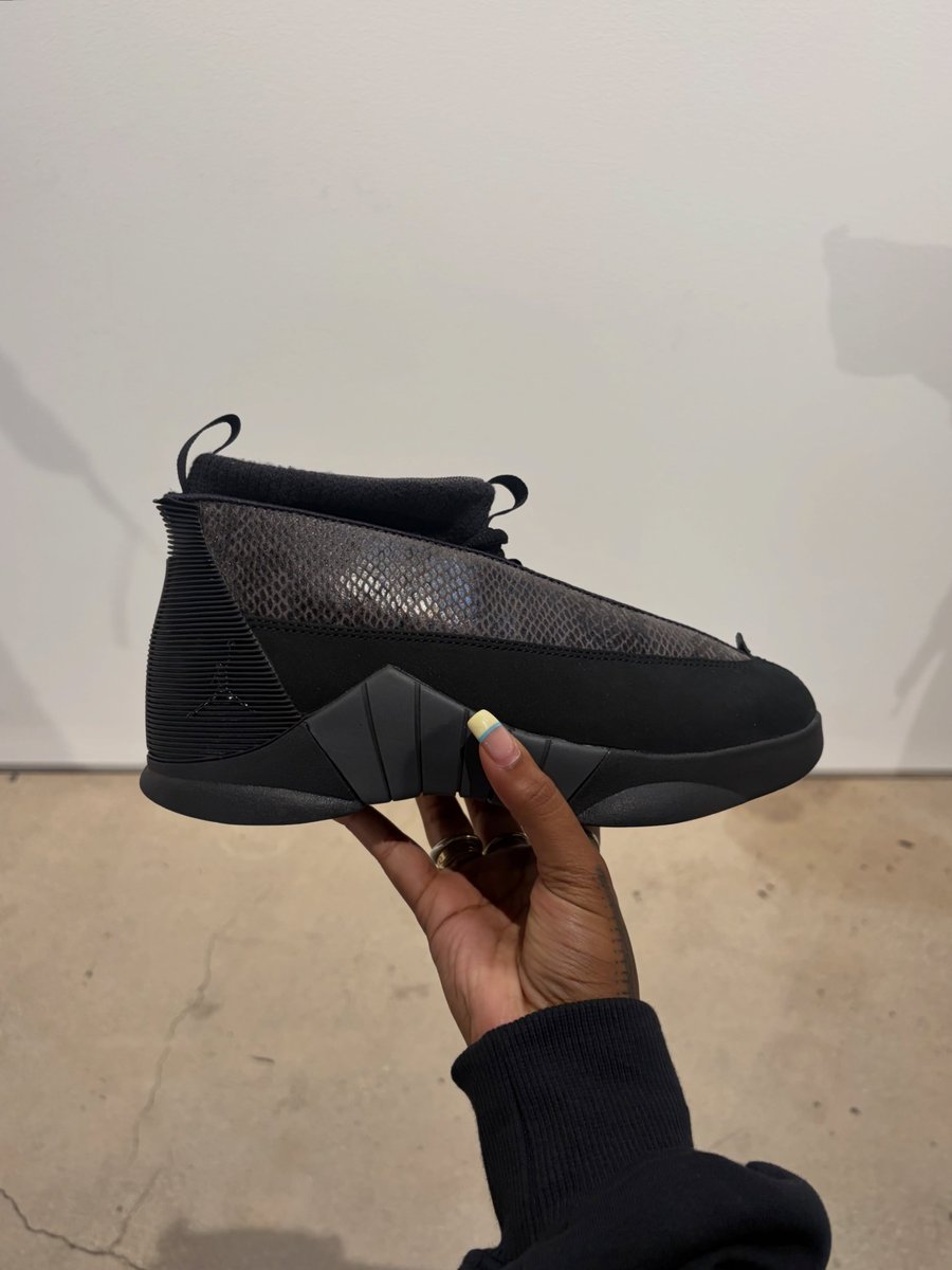 houseofheat's tweet photo. IN-HAND LOOK: Air Jordan Retro 'Black Pack' 🥷 https://t.co/v7NJzrR3ju