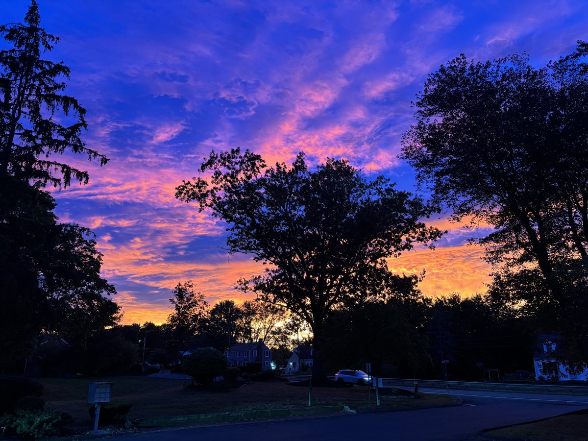 samoneislovely's tweet photo. CT yesterday 6:50pm. No filter, unreal. 🏡🌅 https://t.co/fbWVE08ZF9