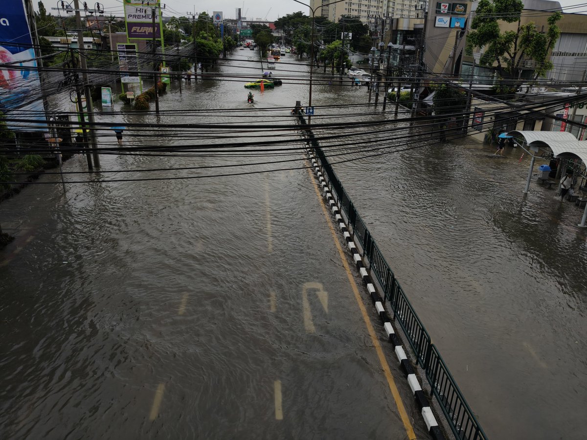 suthathip6's tweet photo. เช้านี้ฝนยังตกอยู่ เป็นระยะ ดูแลตัวเองกันดีดีนะคะ เดินทางปลอดภัยนะคะ ส่วนทางนี้เดินมาทำงานค่ะ จากรามอินทรา77 มาที่ทำการไปรษณีย์จระเข้บัว⛈️☔ #น้ำท่วม69 https://t.co/78j6NyCdjP