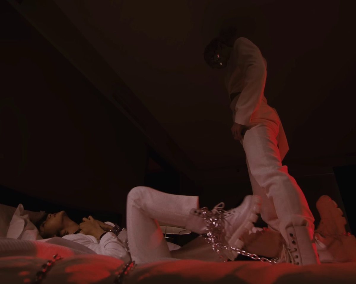 hyunpunzl's tweet photo. damn…i still can’t believe this is a real music video https://t.co/cAhVIrSxPr