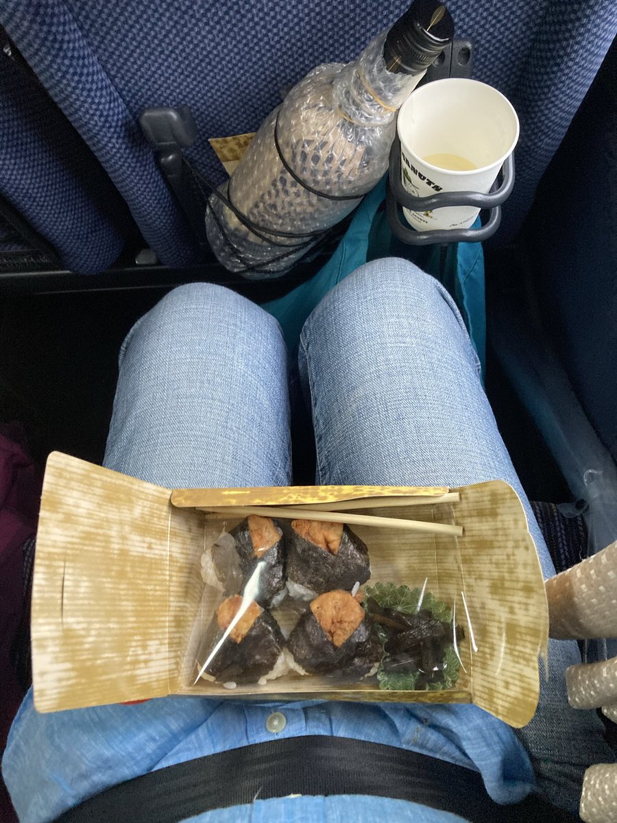 dorachan2271's tweet photo. バス🚌旅行
着席したら朝ごはん。イタリア🇮🇹ワインと https://t.co/HfhNtdt6OB