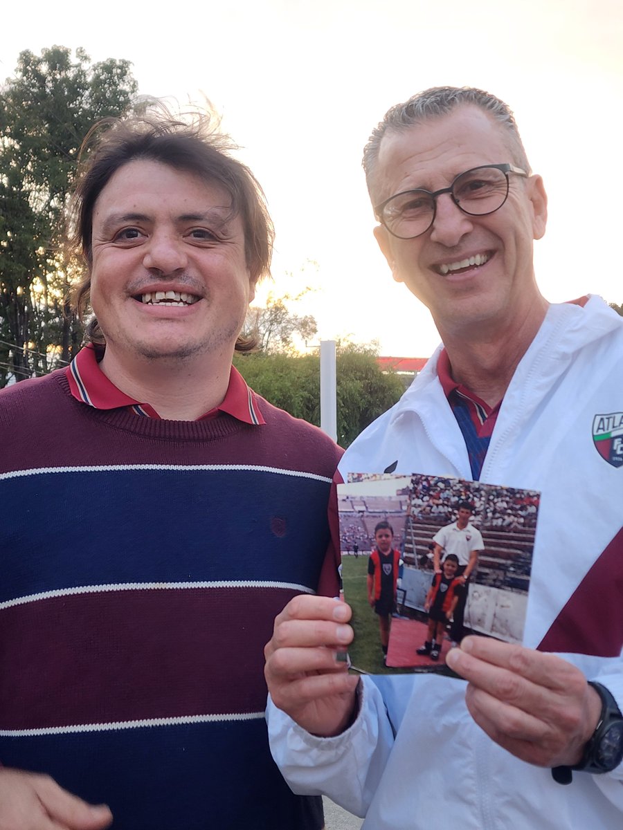 Felixatlante12's tweet photo. Muy loco lo sucedido ayer afuera del Estadio Azteca: quien demonios lleva sus fotos impresas de hace mas de 30 años, para ver si se encuentra al jugador que aparece con él? Bueno, pues este amigo atlantista que no tiene redes sociales lo hizo este pasado viernes 25 de septiembre https://t.co/GfZHglGSwZ