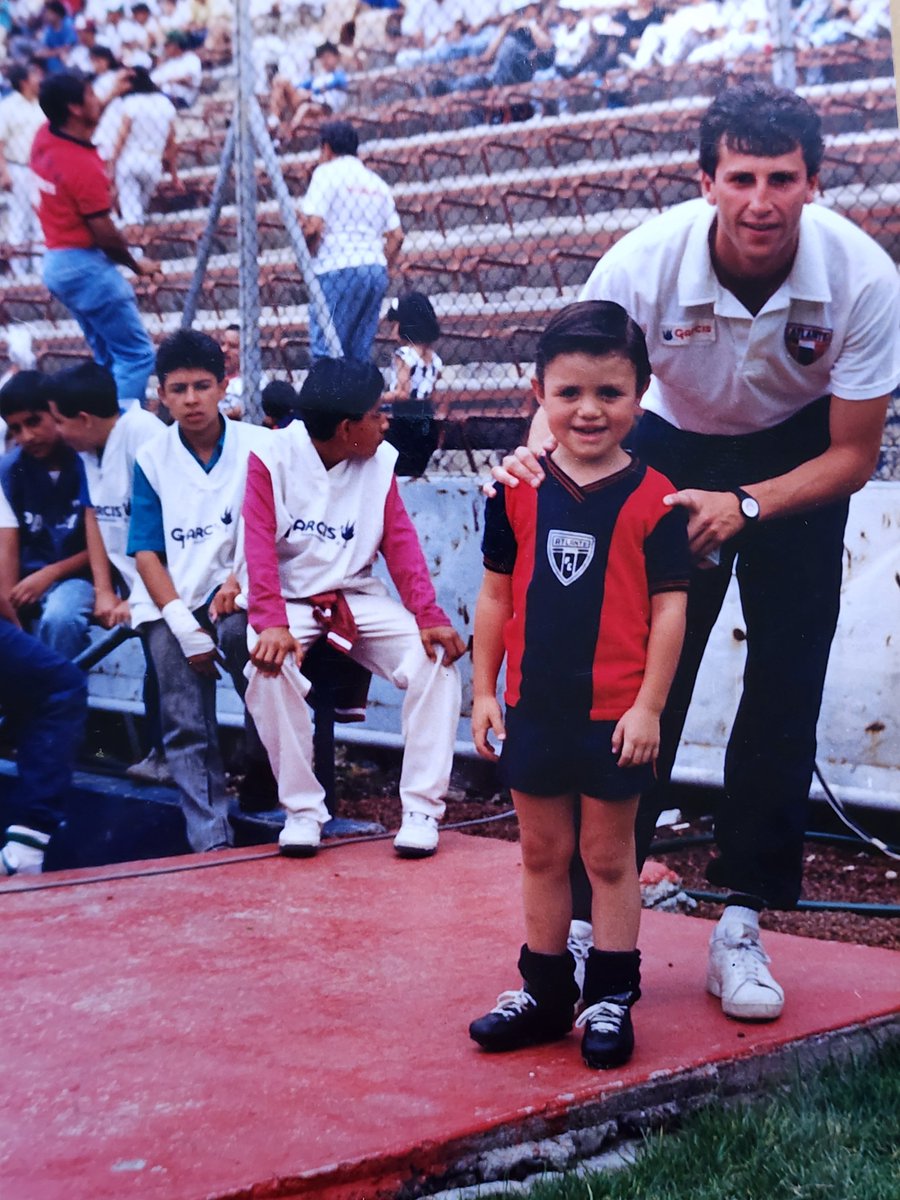 Felixatlante12's tweet photo. Muy loco lo sucedido ayer afuera del Estadio Azteca: quien demonios lleva sus fotos impresas de hace mas de 30 años, para ver si se encuentra al jugador que aparece con él? Bueno, pues este amigo atlantista que no tiene redes sociales lo hizo este pasado viernes 25 de septiembre https://t.co/GfZHglGSwZ
