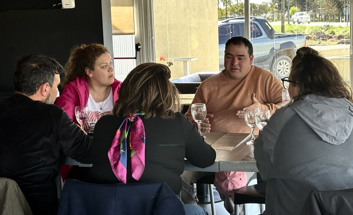 ayeduran's tweet photo. En Pedro Luro, Villarino, compartimos reuniones con instituciones de la localidad:

👥 Asociación Pedro Luro Turismo
👥 Club Villa Obrera
👥 Sociedad de Participación Vecinal

Actores del territorio con propuestas, proyectos y voluntad de trabajo para que su comunidad crezca y se desarrolle.