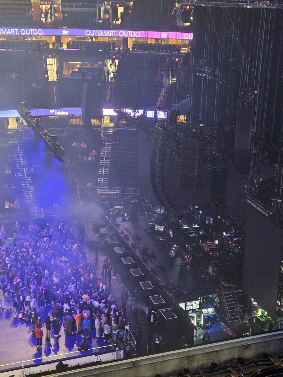apokuna_'s tweet photo. Gorillaz concert tonight 😤🎵 https://t.co/Gl0OdDPXm8
