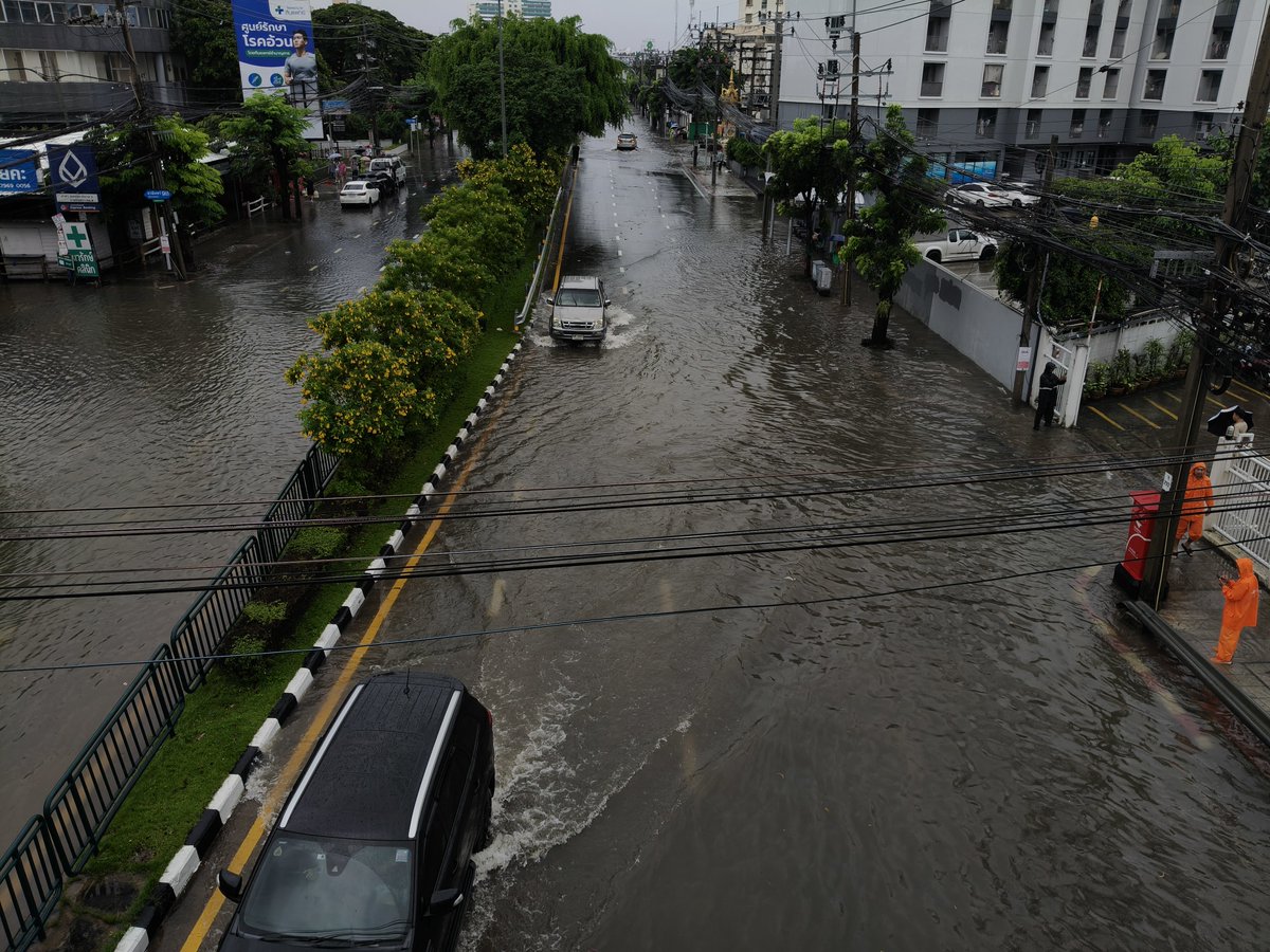 suthathip6's tweet photo. เช้านี้ฝนยังตกอยู่ เป็นระยะ ดูแลตัวเองกันดีดีนะคะ เดินทางปลอดภัยนะคะ ส่วนทางนี้เดินมาทำงานค่ะ จากรามอินทรา77 มาที่ทำการไปรษณีย์จระเข้บัว⛈️☔ #น้ำท่วม69 https://t.co/78j6NyCdjP