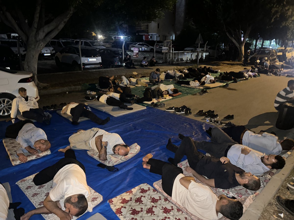 Susmaz_F's tweet photo. Furkan Hareketi Mensuplarından Vefa Nöbeti!

Alparslan Kuytul Hoca, eşi Semra Kuytul Hocahanım ve 33 Furkan Hareketi mensubunun 35 gündür hukuksuzca tutuklu bulunmaları nedeniyle 26 Eylül Cumartesi günü basın açıklaması gerçekleştiren hareket mensupları, açık hava ablukasına rağmen açıklamayı sorunsuz bir şekilde tamamladı.

Özgürlük yürüyüşü gerçekleştirecekleri sırada Adana Emniyeti tarafından sokak işkencesine maruz kalan ve işkenceyle, ters kelepçe takılarak gözaltına alınan hareket mensupları için Adana Emniyeti önünde vefa nöbeti gerçekleştiriliyor.

Polisten SokakIşkencesi
#AdanaEmniyeti
AKPDönemi ZulümDönemi
OzgürlükYürüyüşüne Müdahale