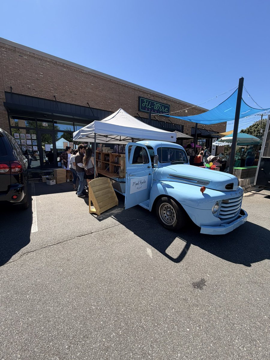 lasheikcalhoun's tweet photo. I had to take some photos of this mobile bookstore at Hi-Wire brewing. I chatted with the vendor while I was waiting at the food truck for my food. They were having a Gilmore Girls themed pop up shop. I used to love watching Gilmore Girls. #mobilebookstore #gilmoregirls #popup https://t.co/IwVHWWZas2