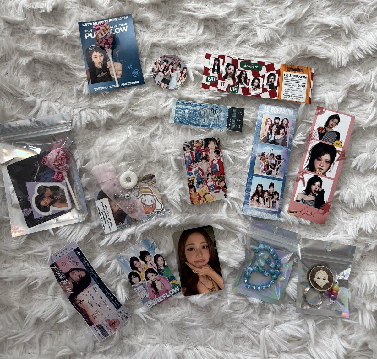 twiceourqueens's tweet photo. Freebies from #PUREFLOW_IN_Phoenix yesterday ❤️
@le_sserafim fans are the best, so creative and fun. https://t.co/sc5XkIw8oN
