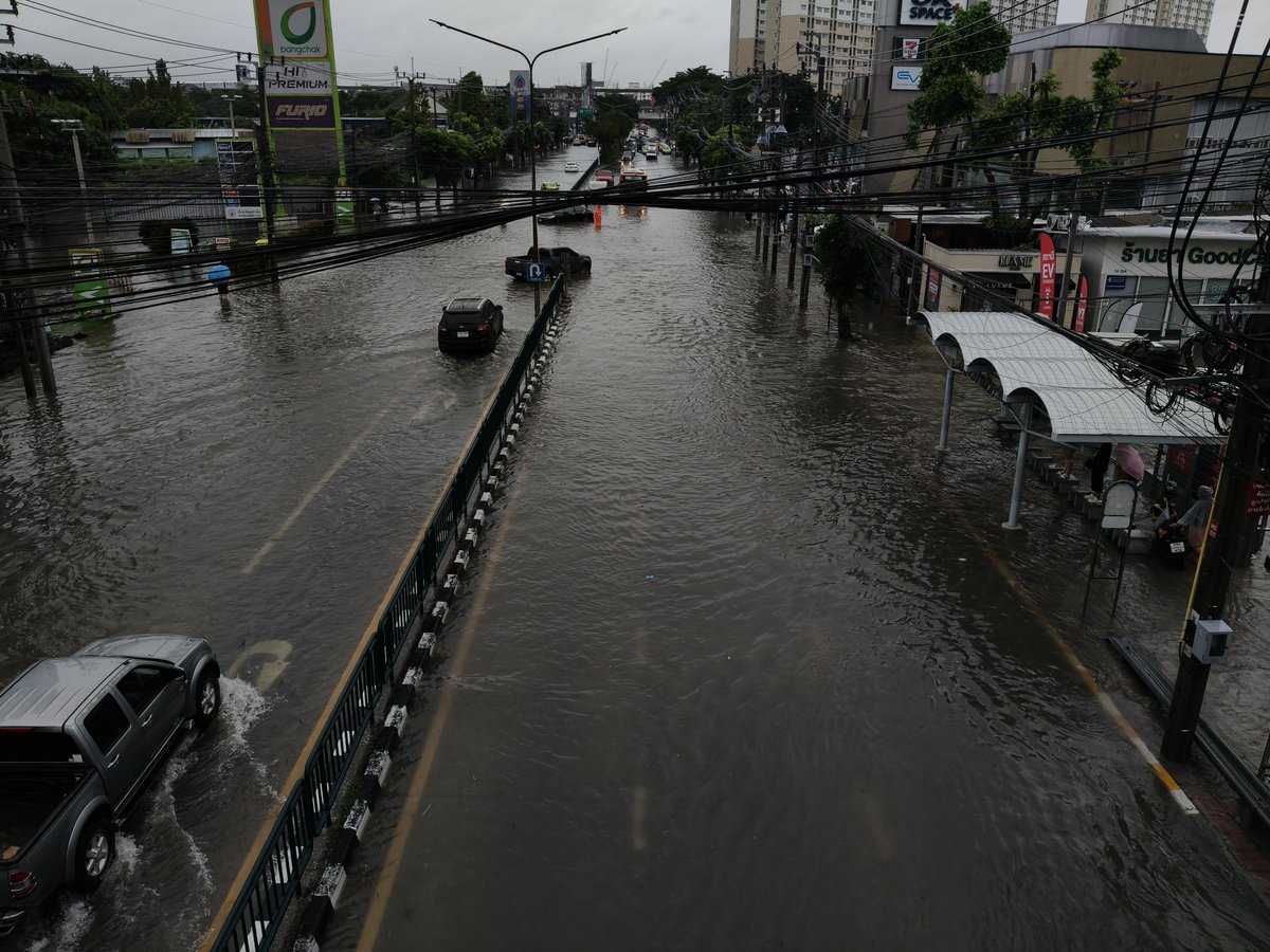 suthathip6's tweet photo. เช้านี้ฝนยังตกอยู่ เป็นระยะ ดูแลตัวเองกันดีดีนะคะ เดินทางปลอดภัยนะคะ ส่วนทางนี้เดินมาทำงานค่ะ จากรามอินทรา77 มาที่ทำการไปรษณีย์จระเข้บัว⛈️☔ #น้ำท่วม69 https://t.co/78j6NyCdjP