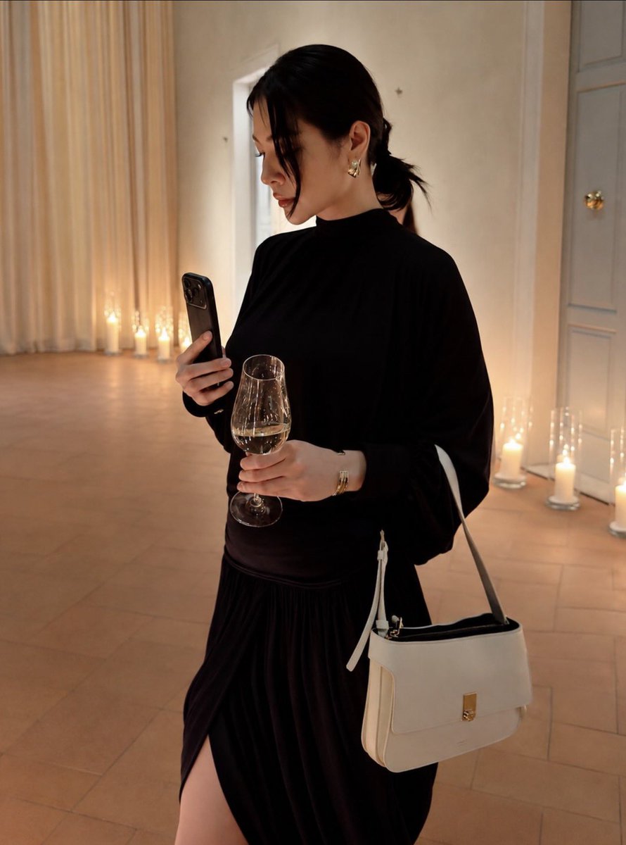 manudafaye's tweet photo. gente, eu não sei explicar o que estou sentindo, eu só queria que ela fosse minha 🙏🏼

FAYE FOR FERRAGAMO MFW
#FerragamoXFaye #FayePeraya
#FerragamoSS27 #Ferragamo https://t.co/67gqGxvXUl