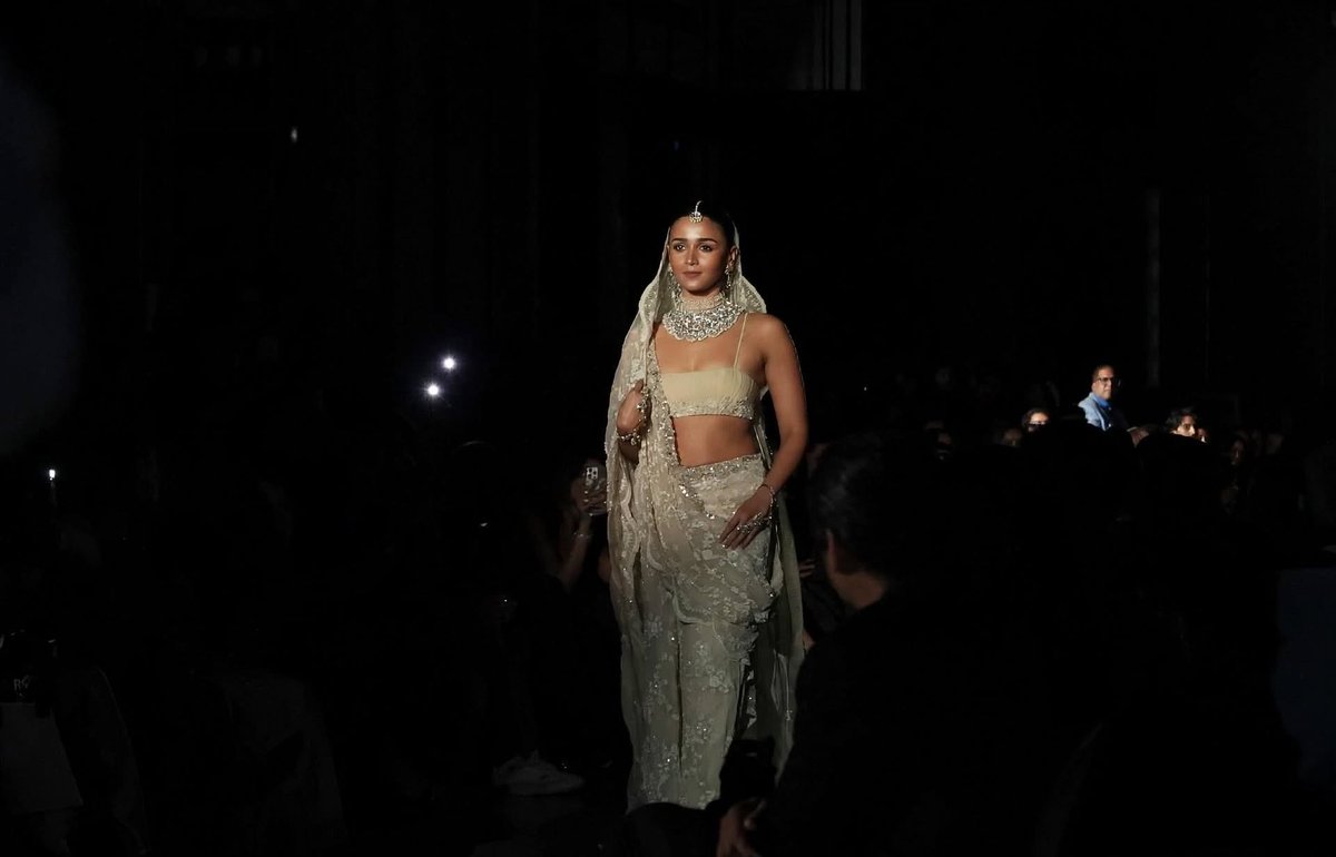 LoverofAlia's tweet photo. Alia Bhatt ramp walk at Mijwan Fashion Show Showstopper #AliaBhatt #rampwalk #Fashion #Showstopper #Mijwan https://t.co/POBSyTxIQY