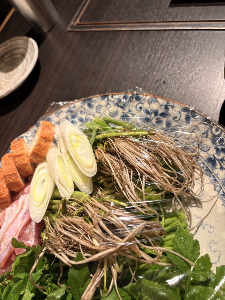 Shu_Kito's tweet photo. 【昨日は仙台でポイ活マイル倶楽部セミナー】僕がなぜいろんな場所に自由に移動できるのか？良さげなホテルに繰り返し泊まれるのか？

それはポイ活でマイルなどのポイントがザクザク貯まるからなのですが、

その仕組みと秘訣をお話しさせていただきました。

仙台では初開催でしたが、今回のセミナーも大盛り上がり✨

とても楽しかったです。

主催してくれたのは、 星野 美和さん。

ありがとうございました。

夜はみんなで仙台メシを堪能。

せりの根っこは、生まれてはじめて食べました。

ずんだのポテトサラダも✨

10月は名古屋。
11月は鹿児島。
12月は東京（忘年会）
1月は大阪（新年会）

ここまでは現在決まっています。

ぜひあなたの街にも呼んでくださいね✨