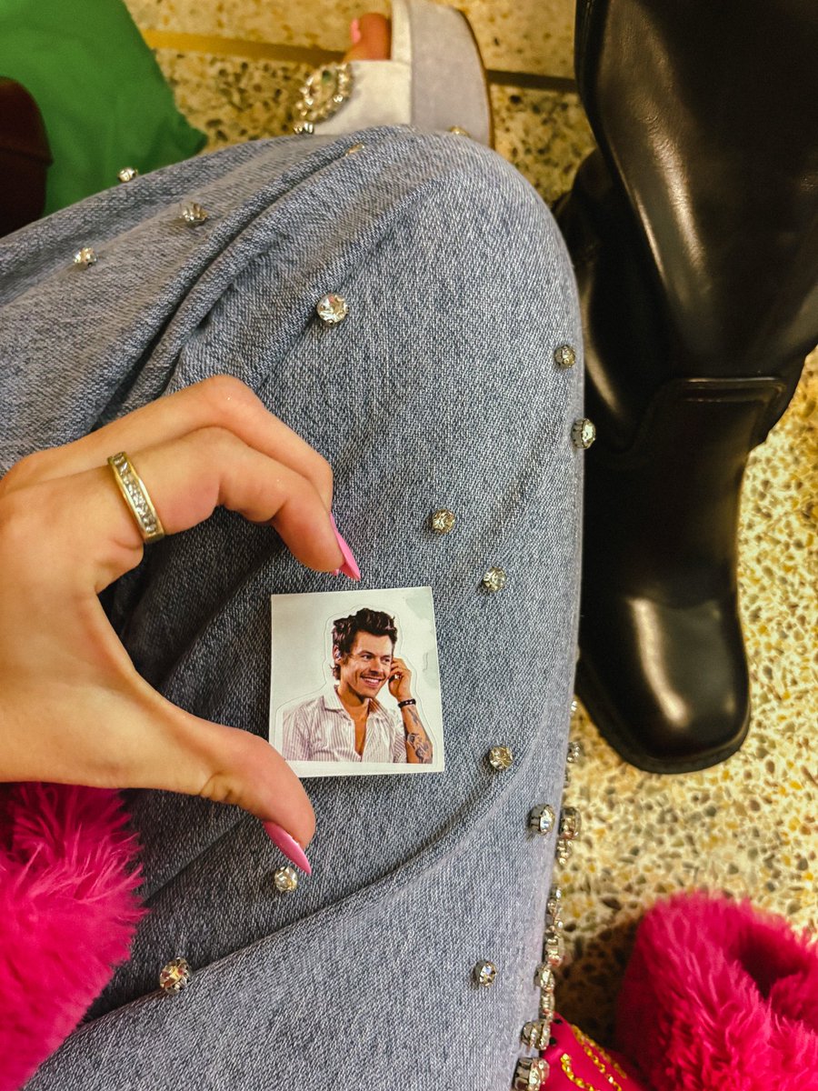 sunflowerpayton's tweet photo. HARRY NIGHT 2 

Such a pretty face on a pretty neck …

#togethertogethertour #harrystylesmsg #madisonsquaregarden #harrystyles #kissallthetimediscooccasionally https://t.co/rhfihzcI6h