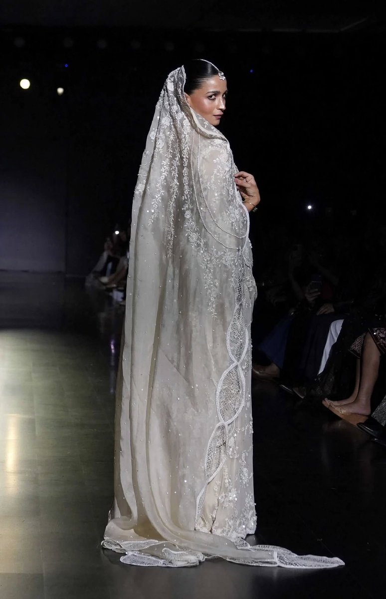LoverofAlia's tweet photo. Alia Bhatt ramp walk at Mijwan Fashion Show Showstopper #AliaBhatt #rampwalk #Fashion #Showstopper #Mijwan https://t.co/0ckN8ypGzi