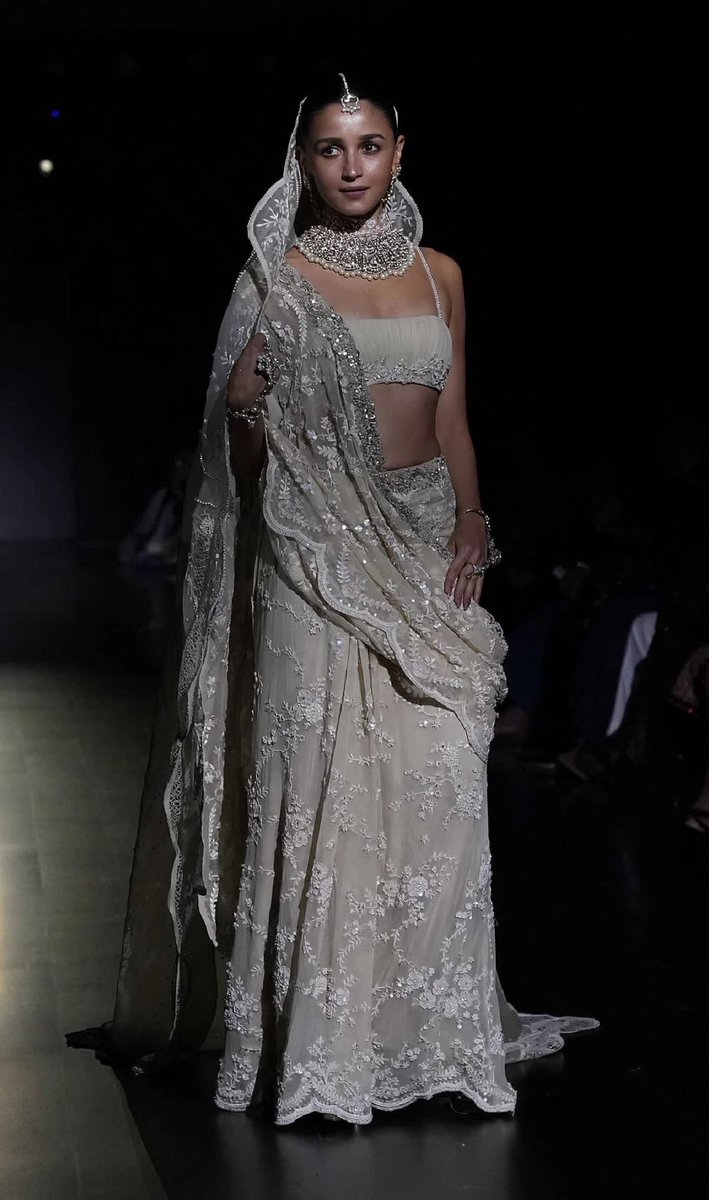 LoverofAlia's tweet photo. Alia Bhatt ramp walk at Mijwan Fashion Show Showstopper #AliaBhatt #rampwalk #Fashion #Showstopper #Mijwan https://t.co/0ckN8ypGzi
