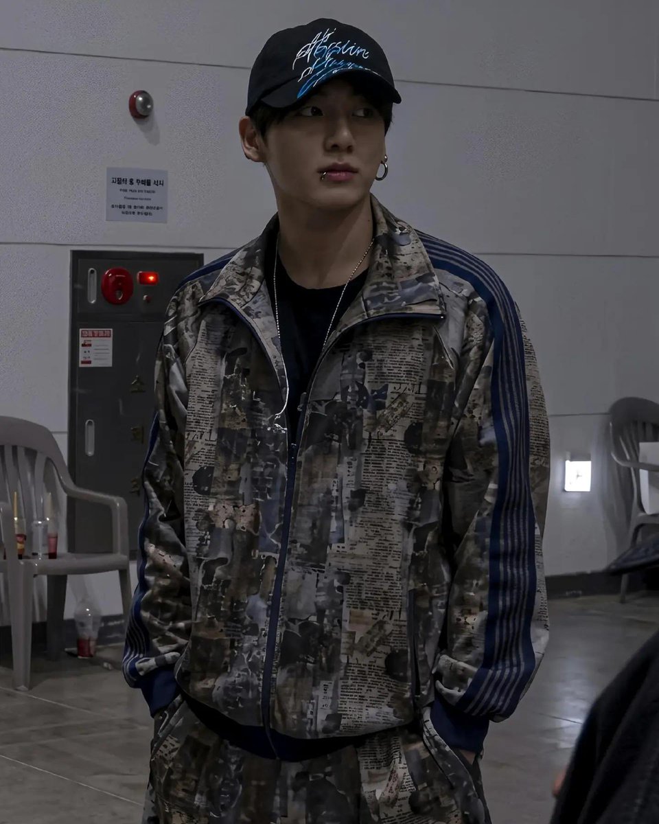 JEONKH_'s tweet photo. he’s so boyfriend coded https://t.co/tnYwviLX6a
