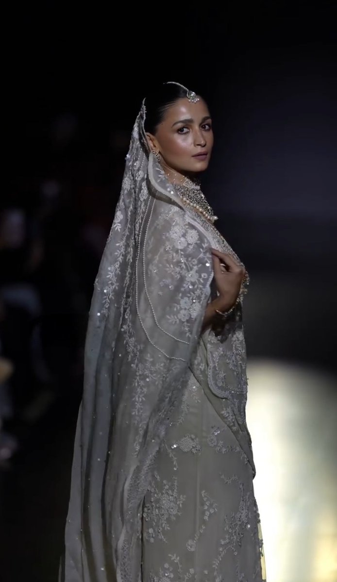 LoverofAlia's tweet photo. Alia Bhatt ramp walk at Mijwan Fashion Show Showstopper #AliaBhatt #rampwalk #Fashion #Showstopper #Mijwan https://t.co/9lwvTAjJ9F
